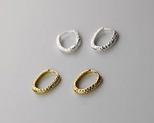 Load image into Gallery viewer, Hammered oval hoops, chunky gold hoops, O hoop earrings, textured hoops, hinged clicker, vintage, lightweight, boho hoops, 925 silver