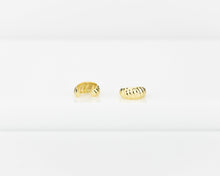 Load image into Gallery viewer, Small dome cuff, twist chunky cuff, mini croissant, gold cuff earrings, shell shaped, vintage twist earring, no piercing, wrap earring